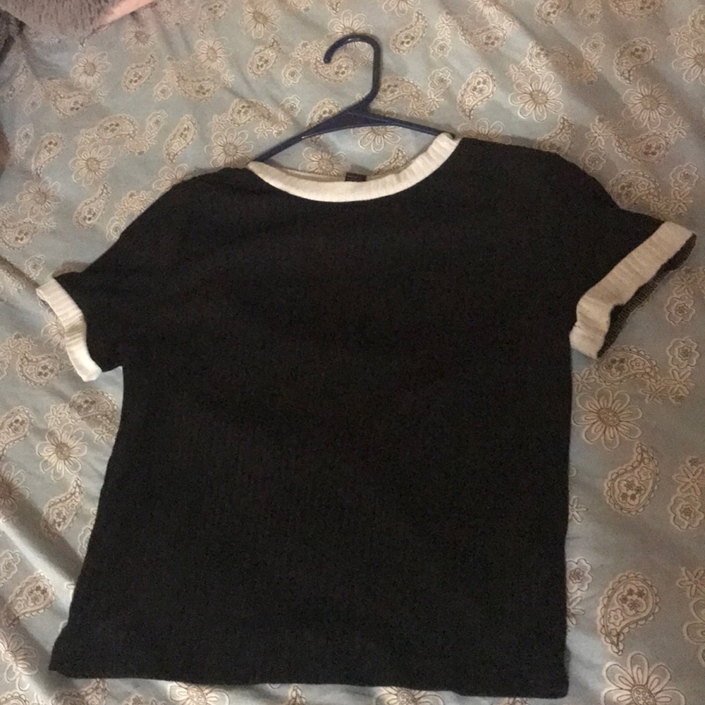 Cropped black t shirt